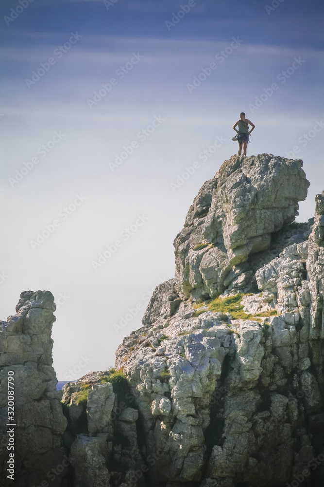 personne au sommet de rochers