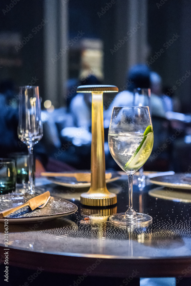Obraz premium A glass of cocktail on the table