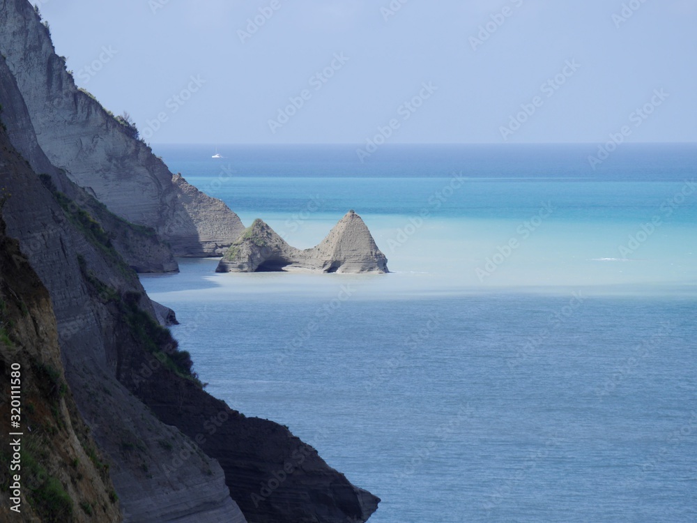 ?błękitne wybrzeże z klifami greckiej wyspy korfu.logan beach