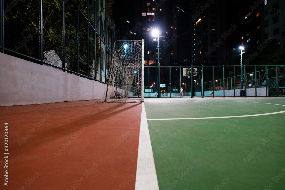Φωτογραφία soccer court in city, sports field at night