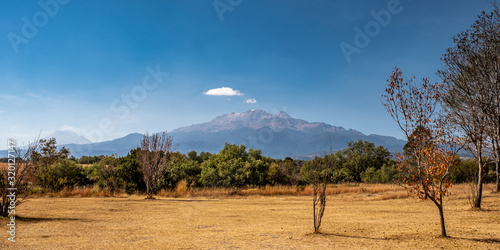 Landscape photo of Iztaccíhuatl and Popocatépetl volcanoes in Mexico