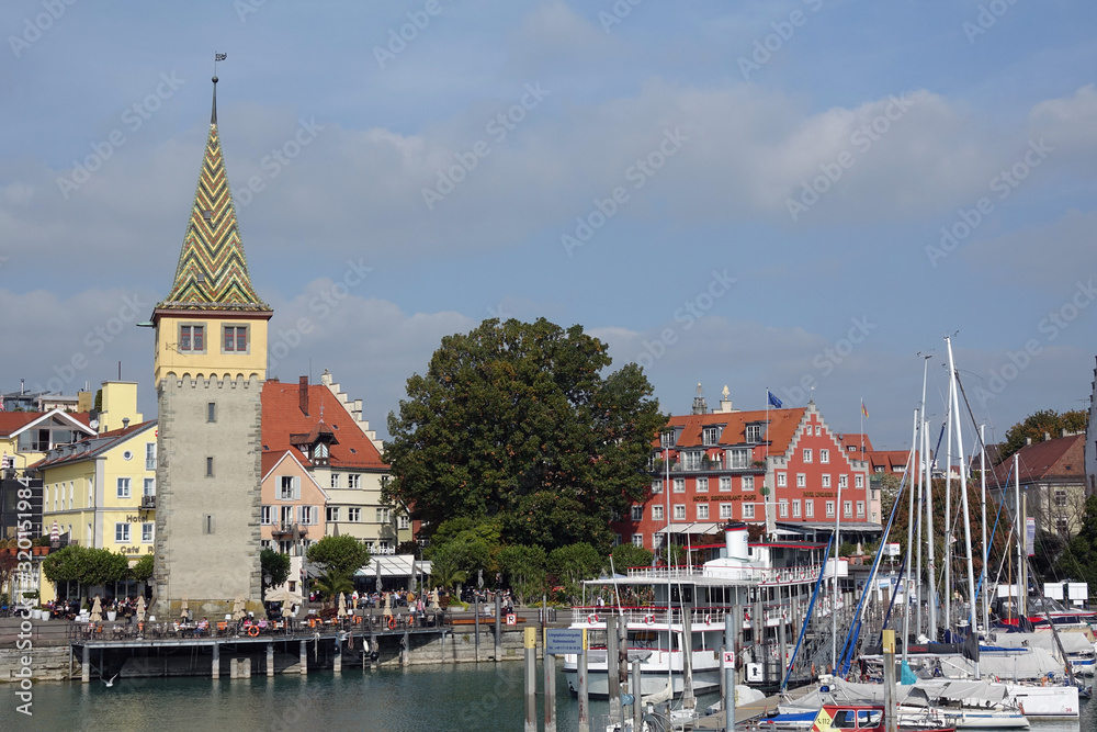 Fototapeta premium Hafen in Lindau mit Mangturm