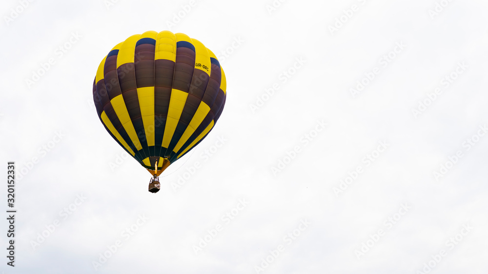 Fototapeta premium colorful hot air balloons against blue sky