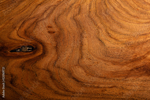 Textura de madera veteada color café.