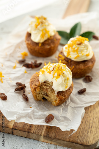 Obraz na płótnie carrot cake cupcake bite size dessert snack homemade baked dessert cream orange peel decoration board composition cafe bistro w salonie