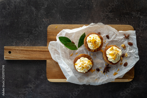 Obraz na płótnie carrot cake cupcake bite size dessert snack homemade baked dessert cream orange peel decoration board composition cafe bistro w salonie