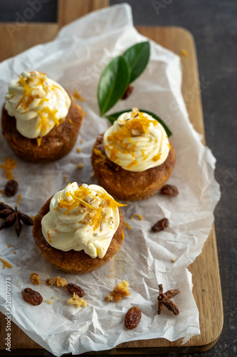 Obraz na płótnie carrot cake cupcake bite size dessert snack homemade baked dessert cream orange peel decoration board composition cafe bistro w salonie