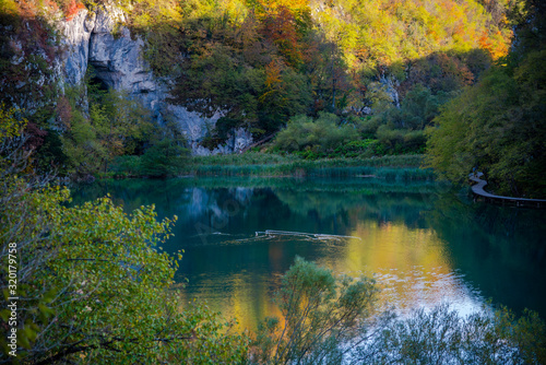 Fototapeta Naklejka Na Ścianę i Meble -  Autumn landscape in Plitvice Lakes Park, Croatia