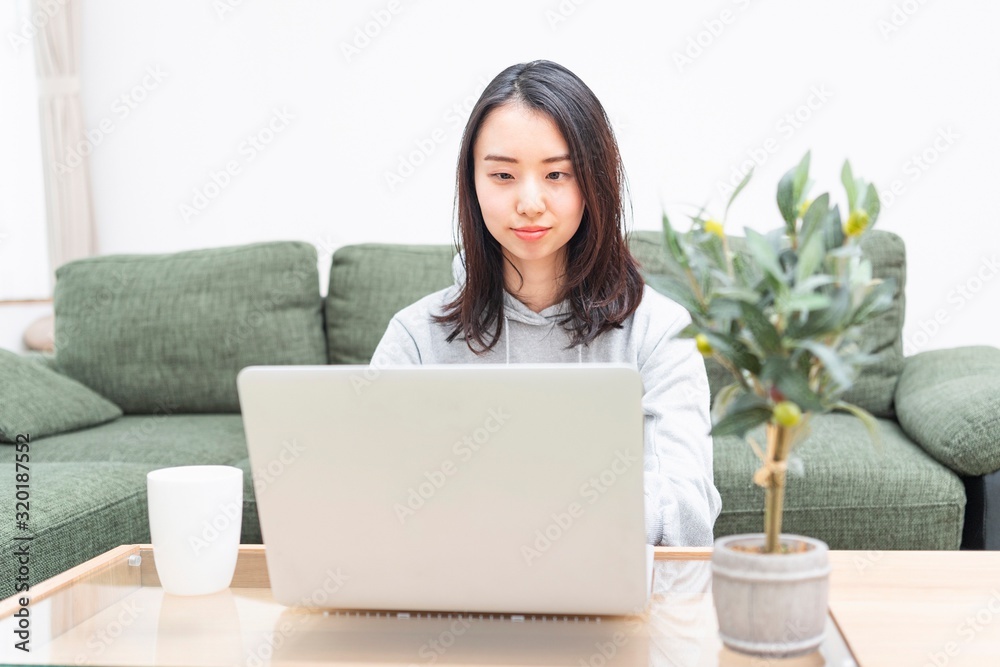 ノートパソコンを操作する女性