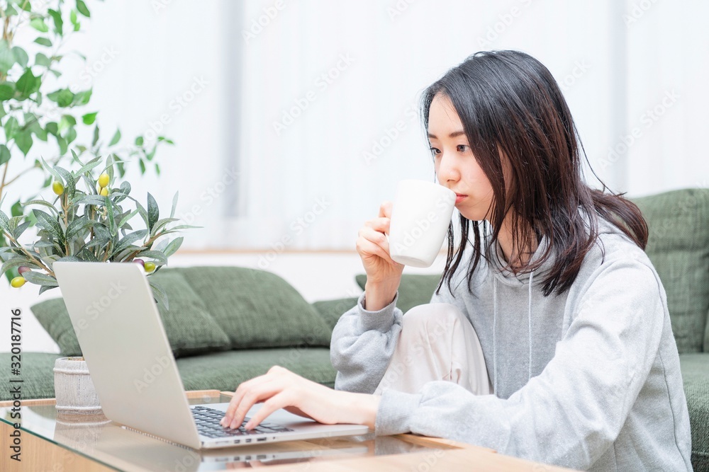 ノートパソコンを操作する女性 ノートパソコンを操作する女性