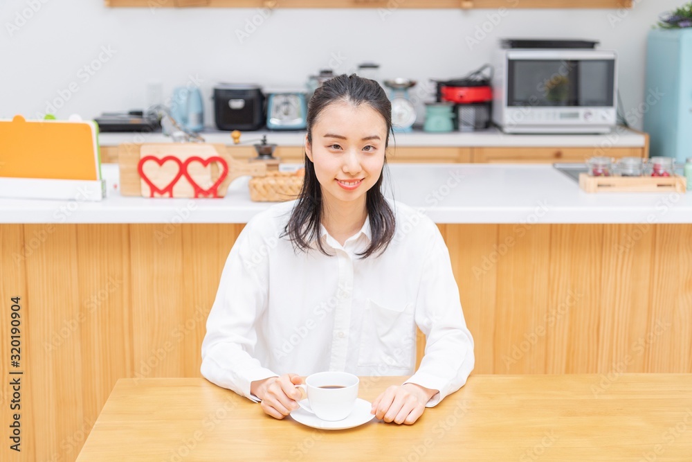 コーヒーを飲む女性 コーヒーを飲む女性