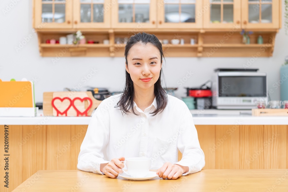 コーヒーを飲む女性 コーヒーを飲む女性