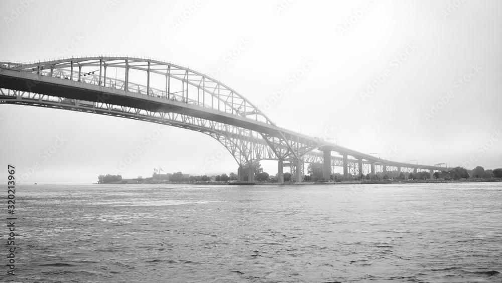 Naklejka premium Mglisty most