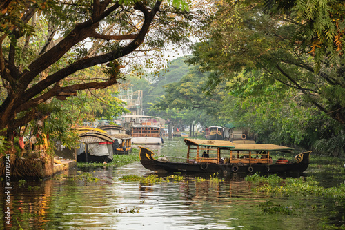 Cuadro en lienzo Beautiful Kerala backwaters landscape with traditional houseboats at sunset