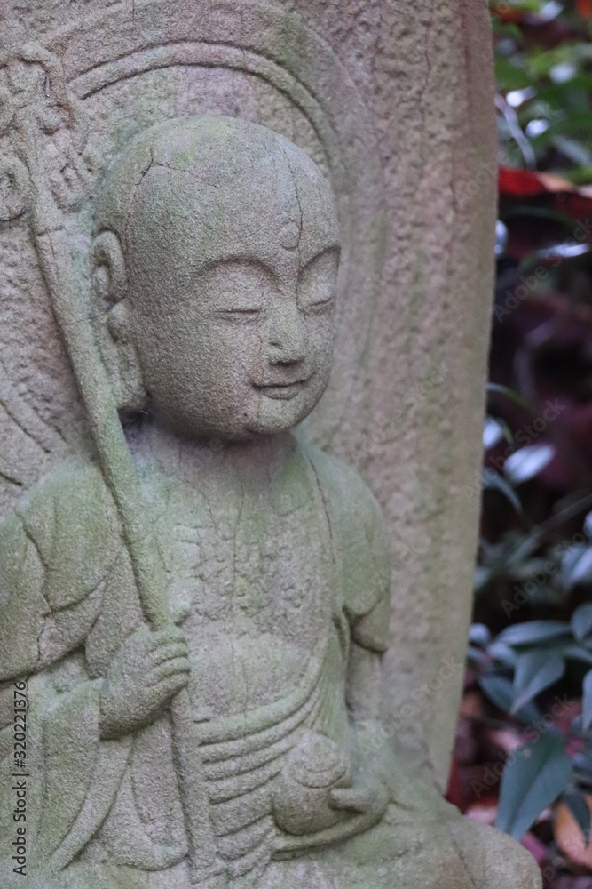 Statue en pierre bouddhiste (bodhisattva Jizo-bosatsu)