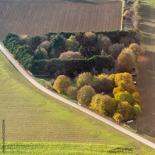 vue aérienne de la forêt à l'automne à Oinville-en-Vexin dans les Yvelines en France