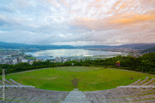 諏訪湖（日本・長野）の早朝の風景