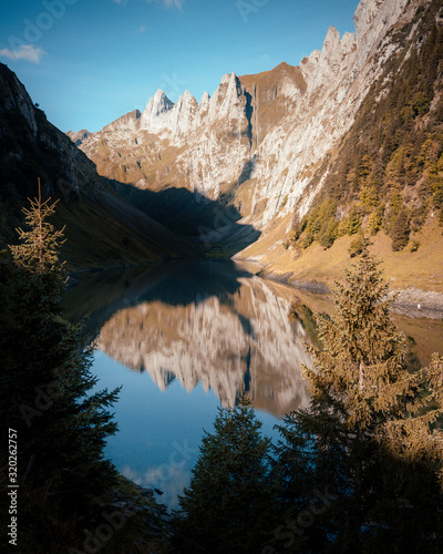 lac avec reflet montagne suisse