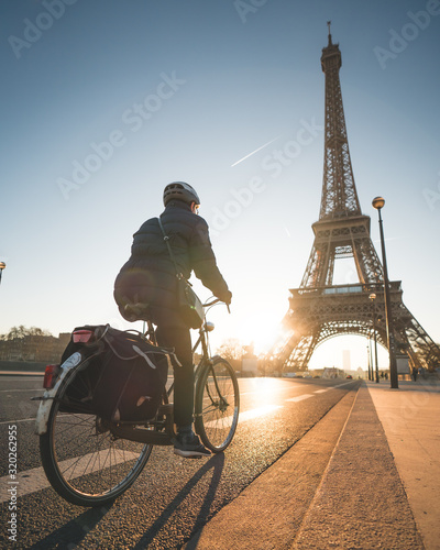 vélo paris tour eiffel © jorisfavraud