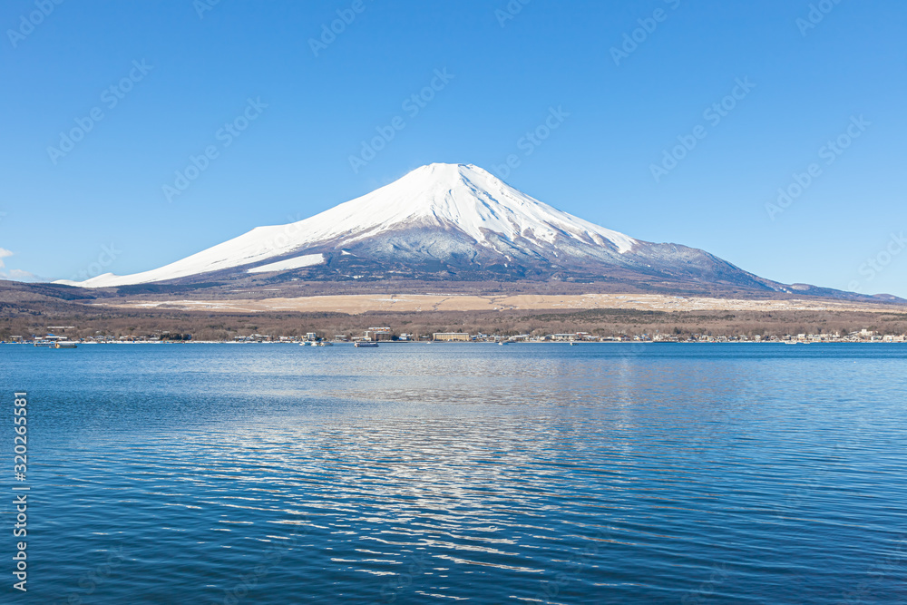 冬の富士山と山中湖