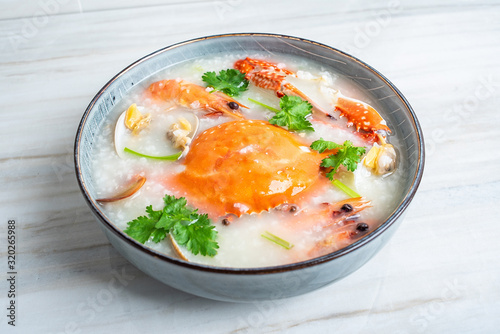 Guangdong Chaoshan casserole porridge with shrimp and crab seafood porridge