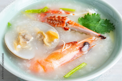 Chinese Chaoshan casserole porridge, a bowl of shrimp and crab porridge