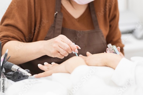 ネイルサロンで施述する女性 photo