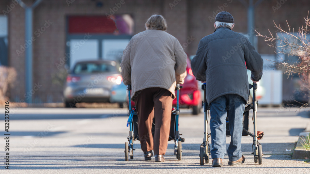 Rentner mit Rollator