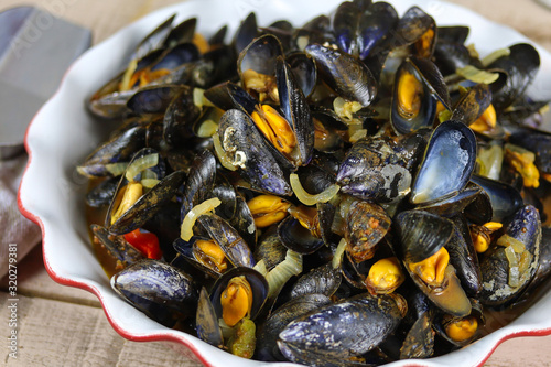 plat de moules cuisinées sur une table