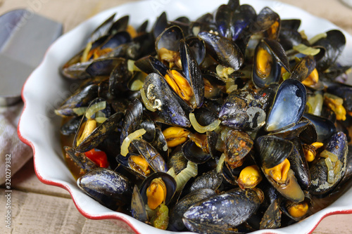 plat de moules cuisinées sur une table