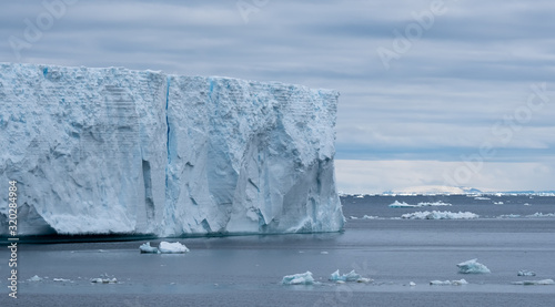 Foto Navigating among enormous icebergs, including the world's largest recorded B-15,