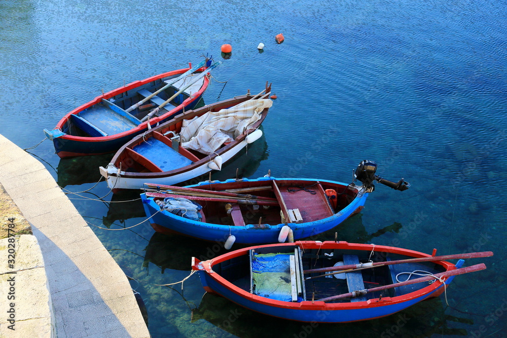 Giovinazzo : barche attraccate nel porticciolo