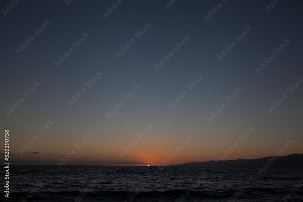 atardecer sobre el mar