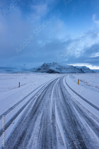 Straße ins Gebirge im Schnee