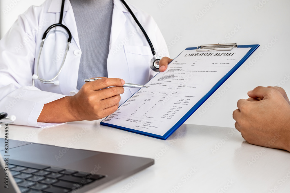Female doctors who treat patients make an appointment to listen to the results after a physical examination and explain medical information and diagnosis. Medical concepts and health insurance Female doctors who treat patients make an appointment to listen to the results after a physical examination and explain medical information and diagnosis. Medical concepts and health insurance