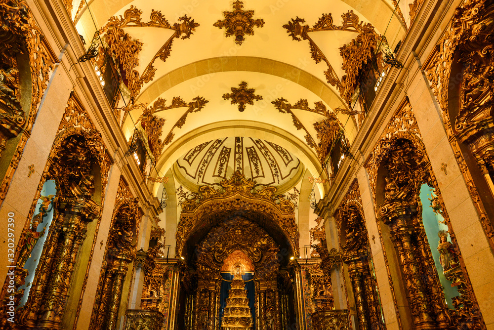 Innenansicht der Barockkirche Igreja do Carmo in Porto