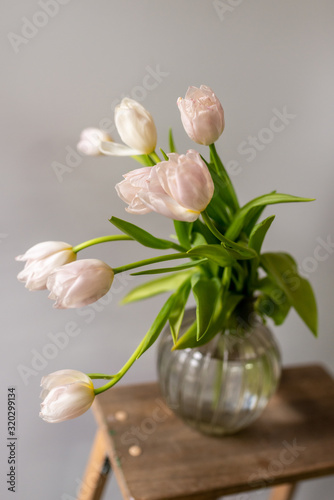 белая тюльпан цветы, букет в вазе на столе, самый нежный цветок в букете флористического магазина