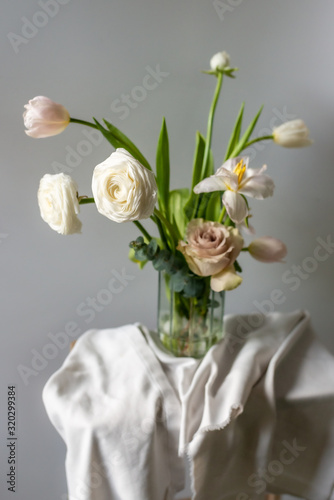 белая ранункулюс цветы, букет в вазе на столе, самый нежный цветок в букете флористического магазина