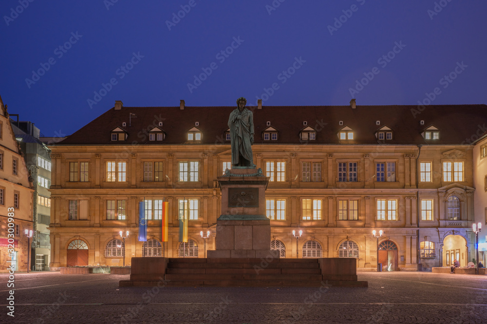 Obraz premium Schillerdenkmal am Schillerplatz in Stuttgart am Abend