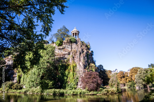 Sibyl temple and lake in Buttes-Chaumont Park, Paris photo