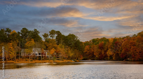 Fotografi A nice home on a lakeshore in the autumn
