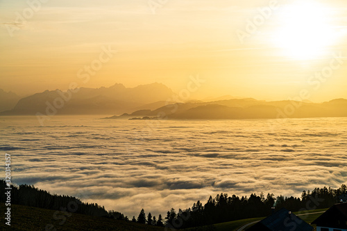 Alpstein   ber dem Nebelmeer von Bodensee und Rheintal bei untergehender Sonne  atmosph  rische  melancholische  entr  ckte  m  rchenhaft mystische Stimmung bei Sonnenuntergang