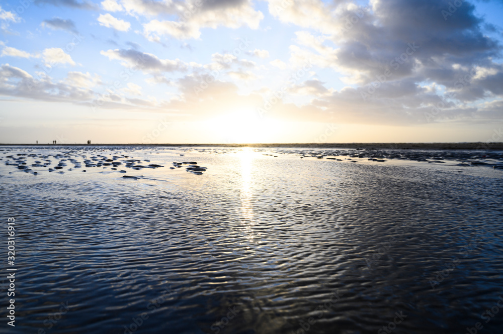 Epischer Himmel am Strand an der Nordsee in den Niederlanden