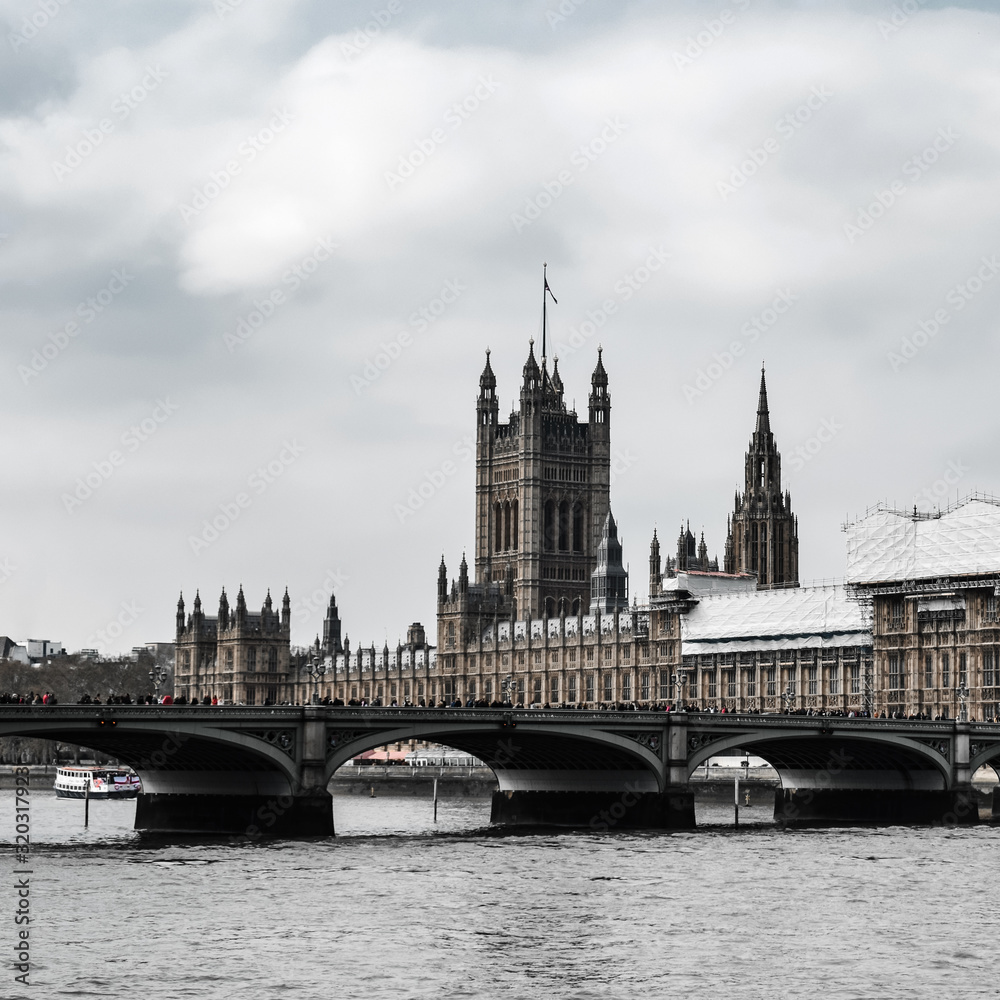 Palacio de Westminster en un día nublado. Londres, Reino Unido un lugar mágico.