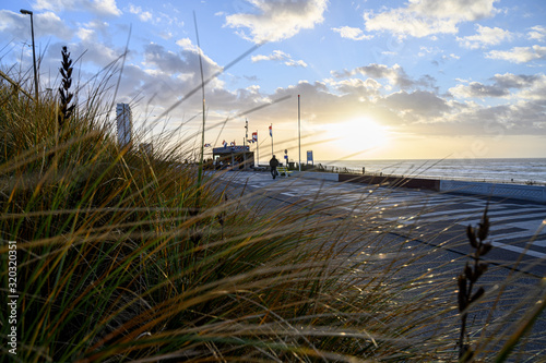 Epischer Himmel am Strand an der Nordsee in den Niederlanden mit Spiegelung des Himmels in nassem Sand