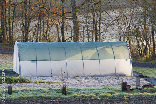 grande serre de jardin un matin d'hiver