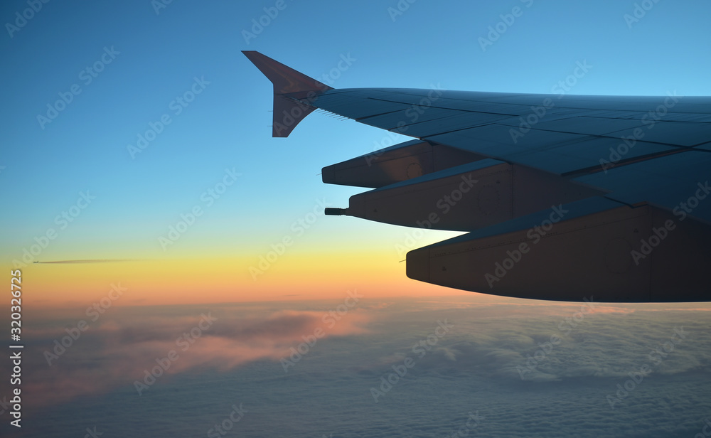Fototapeta premium Flugzeug im Morgenlicht