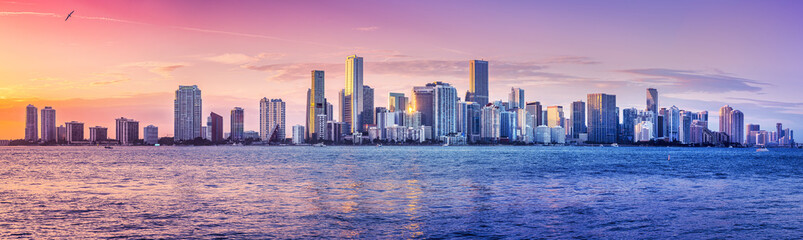 Acrylglasbilder Skyline Miami Skyline im goldenen Sonnenuntergang  © frank peters