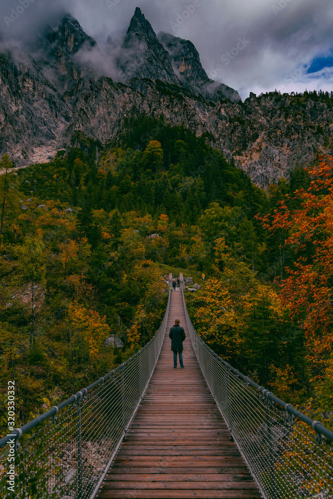 Fototapeta premium Hängebrücke im Klausbachtal