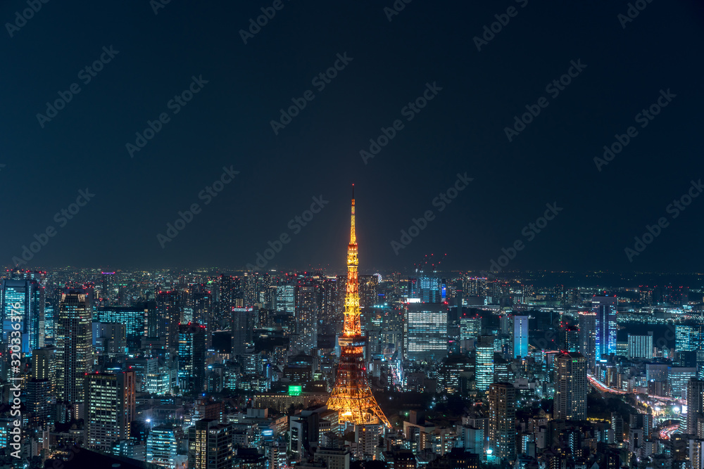 Obraz premium Tokyo city skyline view and office business building skyscraper downtown center with Tokyo Tower at evening in Japan. Asia tourism, modern city life, or business finance and economy concept
